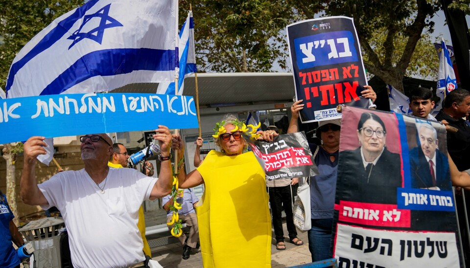 Demonstranter samlet seg tirsdag utenfor israelsk Høyesterett som skal vurdere lovligheten av regjeringens omstridte rettsreform. Demonstranter samlet seg tirsdag utenfor israelsk Høyesterett som skal vurdere lovligheten av regjeringens omstridte rettsreform. Foto: AP / NTB