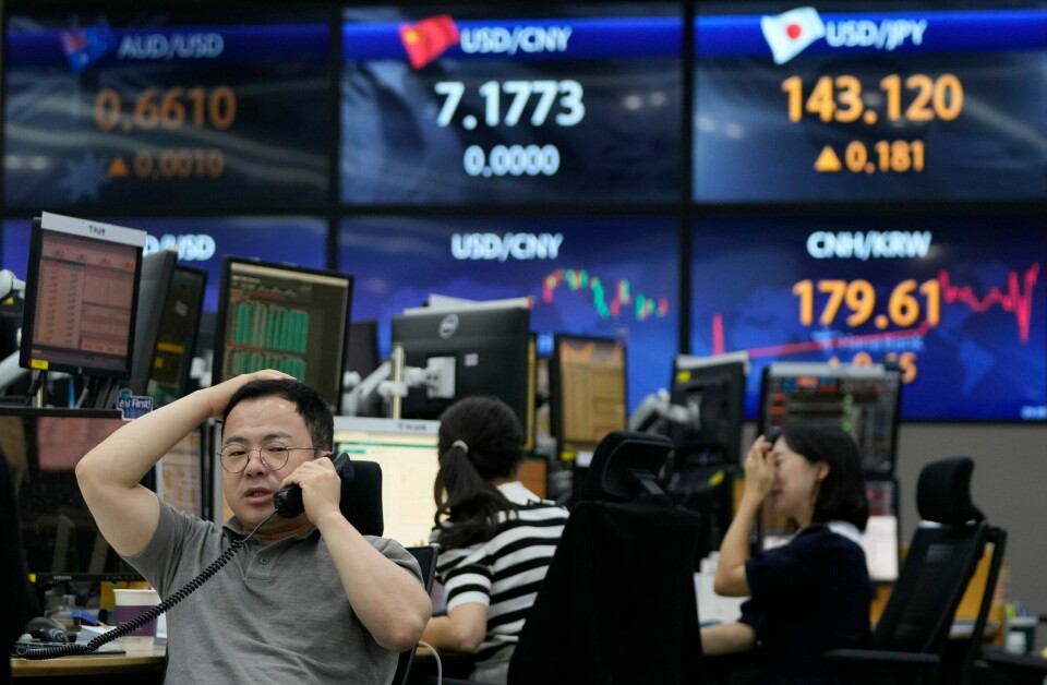 Korea-ekspert Vladimir Tikhonov peker på et hardt arbeidsmarked som en av flere grunner til at få koreanske unge vil gifte seg og få barn. Korea-ekspert Vladimir Tikhonov peker på et hardt arbeidsmarked som en av flere grunner til at få koreanske unge vil gifte seg og få barn.