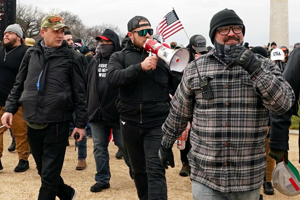 Zachary Rehl (t.v.) og Joseph Biggs (t.h.) i den høyreekstreme gruppa Proud Boys spilte ledende roller under stormingen av kongressbygningen i Washington 6. januar 2021. Torsdag ble de dømt til henholdsvis 15 og 17 års fengsel. Joseph Biggs (t.h.) i den høyreekstreme gruppa Proud Boys spilte en ledende rolle under stormingen av kongressbygningen i Washington 6. januar 2021. Nå er han dømt til 17 års fengsel. Foto: AP / NTB
