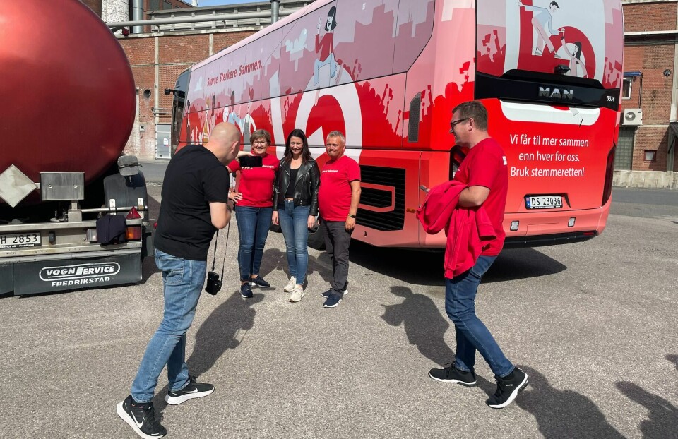 LO-topper, ordfører-kandidtat Therese Torbjørnsen i Sarpsborg og LO-bussen. Det er ikke bare enkelt å få de gode bildene for LO-rådgiverne. LO-topper, ordfører-kandidtat Therese Torbjørnsen i Sarpsborg og LO-bussen. Det er ikke bare enkelt å få de gode bildene for LO-rådgiverne.