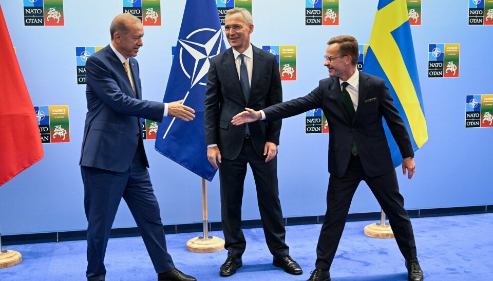 Tyrkia sa til slutt ja til at Sverige kan bli medlem av Nato. Det ble kunngjort under et Nato-møte i Vilnius. Her håndhilser Tyrkias president Recep Tayyip Erdogan (til venstre) med Sveriges statsminister Ulf Kristersson, mens Natos generalsekretær Jens Stoltenberg ser på. FILE - Turkish President Recep Tayyip Erdogan, left, and Swedish Prime Minister Ulf Kristersson shake hands next to NATO Secretary-General Jens Stoltenberg prior to their meeting, on the eve of a NATO summit, in Vilnius, Monday, July 10, 2023. Turkish President Recep Tayyip Erdogan's abrupt approval of Sweden's NATO bid came after a year of objections to Stockholm to joining the defense alliance. (Henrik Montgomery/TT News Agency via AP, File)