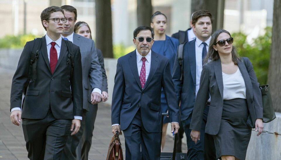 Advokatene som representerer det amerikanske justisdepartementet i saken mot Google ankommer rettslokalet i Washington tirsdag. I midten ses Kenneth Dintzer og til høyre Megan Bellshaw. Advokatene som representerer det amerikanske justisdepartementet i saken mot Google ankommer rettslokalet i Washington tirsdag. I midten ses Kenneth Dintzer og til høyre Megan Bellshaw. Foto: Nathan Howard / AP / NTB