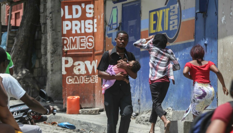 Folk forlater hjemmene sine på flukt fra gjengvolden som herjer Haitis hovedstad Port-au-Prince. USA ba denne uka amerikanere i landet om å dra, men fortsetter å deportere haitiske migranter som tar seg til grensa. Folk forlater hjemmene sine på flukt fra gjengvolden som herjer Haitis hovedstad Port-au-Prince. USA ba denne uka amerikanere i landet om å dra, men fortsetter å deportere haitiske migranter som tar seg til grensa. Foto: Odelyn Joseph / AP / NTB