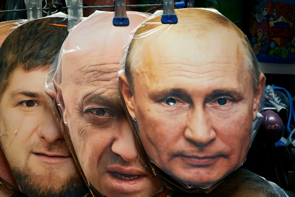 Putins blodhund, Putins kokk og Putin selv. Ansiktsmasker av Ramzan Kadyrov (til venstre), den avdøde Wagner-lederen Jevgenij Prigozjin og Russlands president Vladimir Putin. Foto: AP / NTB Putins blodhund, Putins kokk og Putin selv. Ansiktsmasker av Ramzan Kadyrov (til venstre), den avdøde Wagner-lederen Jevgenij Prigozjin og Russlands president Vladimir Putin. Foto: AP / NTB