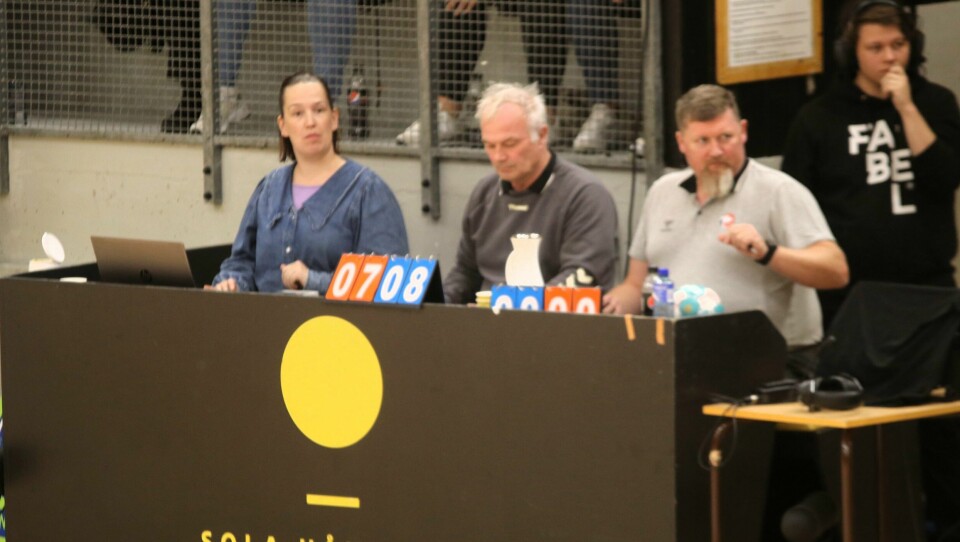 Teknisk trøbbel i Åsenhallen førte til manuell tidtaking og måltavle. Sola-Vipers