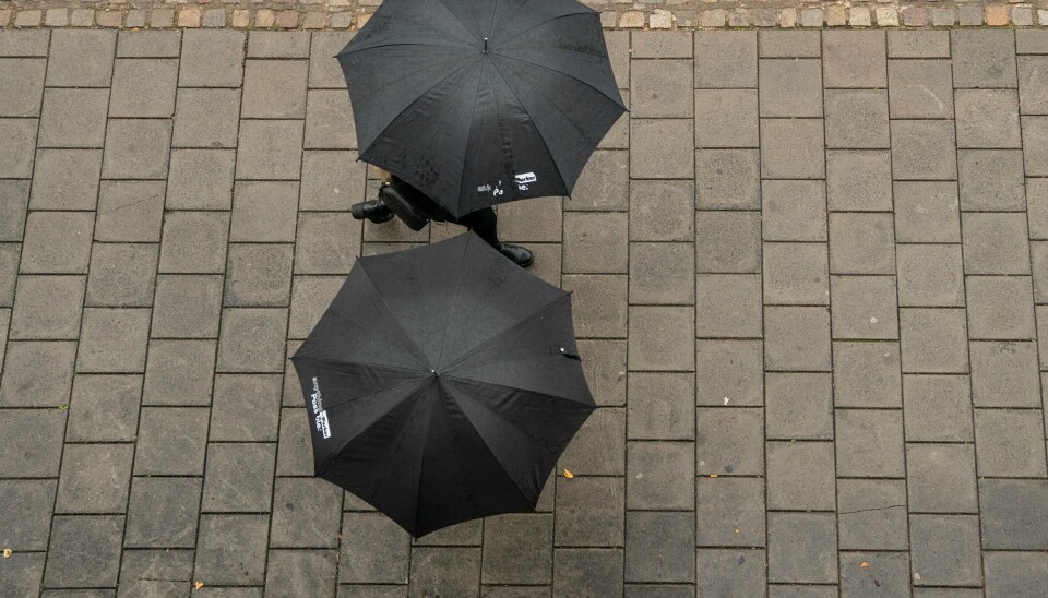 Paraplyer har vært et vanlig syn i Oslos gater fredag. Her to personer som går på Rådhusplassen. Paraplyer har vært et vanlig syn i Oslos gater fredag. Her to personer som går på Rådhusplassen. Foto: Annika Byrde / NTB