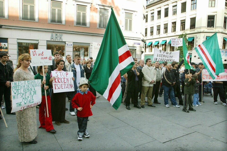 Tsjetsjenere i Norge markerte nasjonaldagen i 2002 – og demonstrerte mot krigen. Tsjetsjenere i Norge markerte nasjonaldagen i 2002 – og demonstrerte mot krigen.
