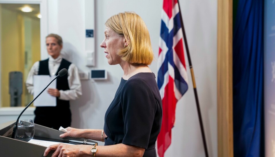 Utenriksminister Anniken Huitfeldt (Ap) under pressekonferansen om habilitetsvurderingen i forbindelse med at ektemannen har handlet aksjer i norske, børsnoterte selskaper mens hun har vært utenriksminister. Frp-nestleder Hans Andreas Limi ber nå utenriksminister Anniken Huitfeldt (Ap) vurdere sin stilling og gå av. Utenriksminister Anniken Huitfeldt (Ap) under pressekonferansen om habilitetsvurderingen i forbindelse med at ektemannen har handlet aksjer i norske, børsnoterte selskaper mens hun har vært utenriksminister. Frp-nestleder Hans Andreas Limi ber nå utenriksminister Anniken Huitfeldt (Ap) vurdere sin stilling og gå av. Foto: Annika Byrde / NTB