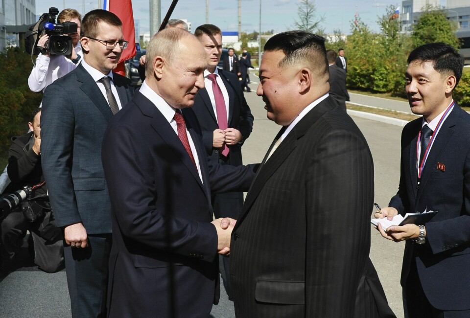 Russlands president Vladimir Putin tok imot Nord-Koreas leder Kim Jong-un med et håndtrykk ved Vostotsjnyj utenfor byen Tsiolkovskij helt øst i Russland onsdag. Russlands president Vladimir Putin tok imot Nord-Koreas leder Kim Jong-un med et håndtrykk ved Vostotsjnyj utenfor byen Tsiolkovskij helt øst i Russland onsdag. Foto; Vladimir Smirnov, Sputnik, Kreml Pool Photo via AP / NTB