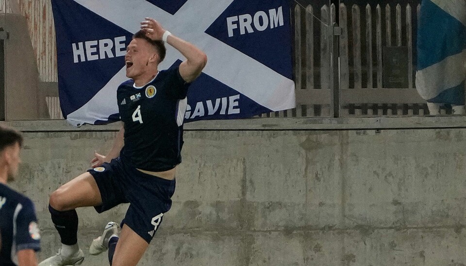 Scott McTominay jubler foran fansen etter å ha gitt Skottland ledelsen i EM-kvalifiseringskampen mot Kypros. Scott McTominay jubler foran fansen etter å ha gitt Skottland ledelsen i EM-kvalifiseringskampen mot Kypros. Foto: Petros Karadjias, AP / NTB
