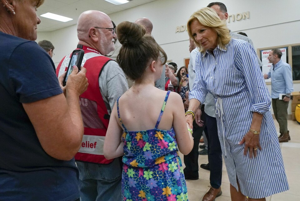 USAs førstedame Jill Biden har testet positivt for koronavirus. Lørdag var hun på besøk i Florida der hun møtte folk som var berørt av orkanen Idalia. USAs førstedame Jill Biden har testet positivt for koronavirus. Lørdag var hun på besøk i Florida der hun møtte folk som var berørt av orkanen Idalia. Foto: Julio Cortez / AP / NTB