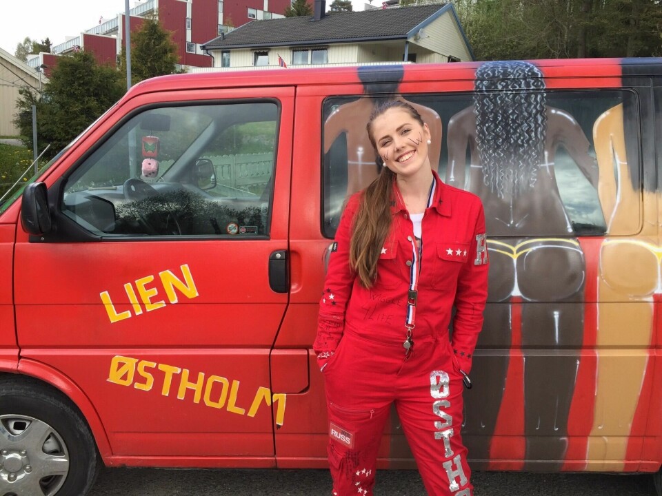 Inntil hjernesvulsten i 2017 levde Henriette Østholm et liv som de fleste andre unge. Hun har ikke latt sykdommen stoppe henne, selv etter den livsendrende operasjonen. Inntil operasjonen i 2017 levde Henriette Østholm et liv som de fleste andre unge. Hun har likevel ikke latt ansiktslammelsen stoppe henne.