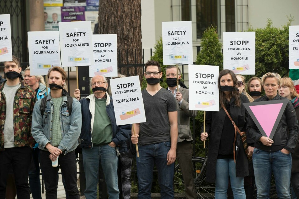 Demonstranter utenfor Russlands ambassade i Oslo i 2017 i en markering mot undertrykkelse av homofile og journalister i Tsjetsjenia. Demonstranter utenfor Russlands ambassade i Oslo i 2017 i en markering mot undertrykkelse av homofile og journalister i Tsjetsjenia.
