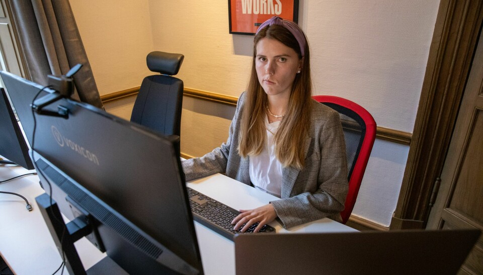 I dag jobber Henriette Østholm for PR-byrået Frontkom. Hun er svært takknemlig for at de ville gi henne en sjanse. I dag jobber Henriette Østholm for PR-byrået Frontkom. – Jeg er veldig takknemlig og trygg her nå, sier hun.