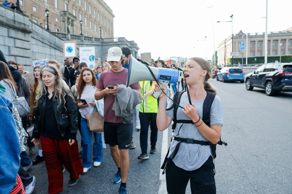 Klimaaktivisten Greta Thunberg deltok i demonstrasjonen i Stockholm fredag og ropte slagord i en megafon. Klimaaktivisten Greta Thunberg deltok i demonstrasjonen i Stockholm fredag og ropte slagord i en megafon. Foto: Christine Olsson / TT / AP / NTB