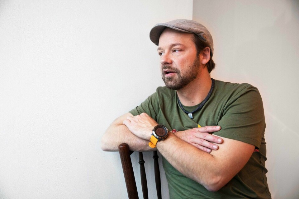 Den kommunale toromsleiligheten som Petter Nyquist (bildet) leier i TV-serien «Petter – der ingen vil bo», koster 14.300 kroner i måneden. Det er mye penger for de som har minst i en tid der alt blir dyrere, skriver forfatterne av innlegget. Petter Nyquist