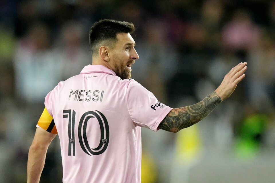 Lionel Messi har tatt USA med storm som Inter Miami-spiller. Men lørdag var han ikke i troppen da laget skulle spille på kunstgress. Lionel Messi har tatt USA med storm som Inter Miami-spiller. Men lørdag var han ikke i troppen da laget skulle spille på kunstgress. Foto: Mark J. Terrill / AP / NTB