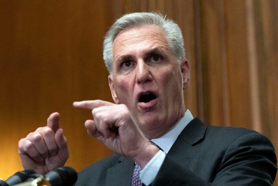 Republikanernes leder i Representantenes hus, Kevin McCarthy, vil åpne riksrettsprosess mot president Joe Biden. Flertallsleder Kevin McCarthy sier at Republikanerne ikke godtar tiltalen mot Trump. Foto: Jose Luis Magana / AP / NTB