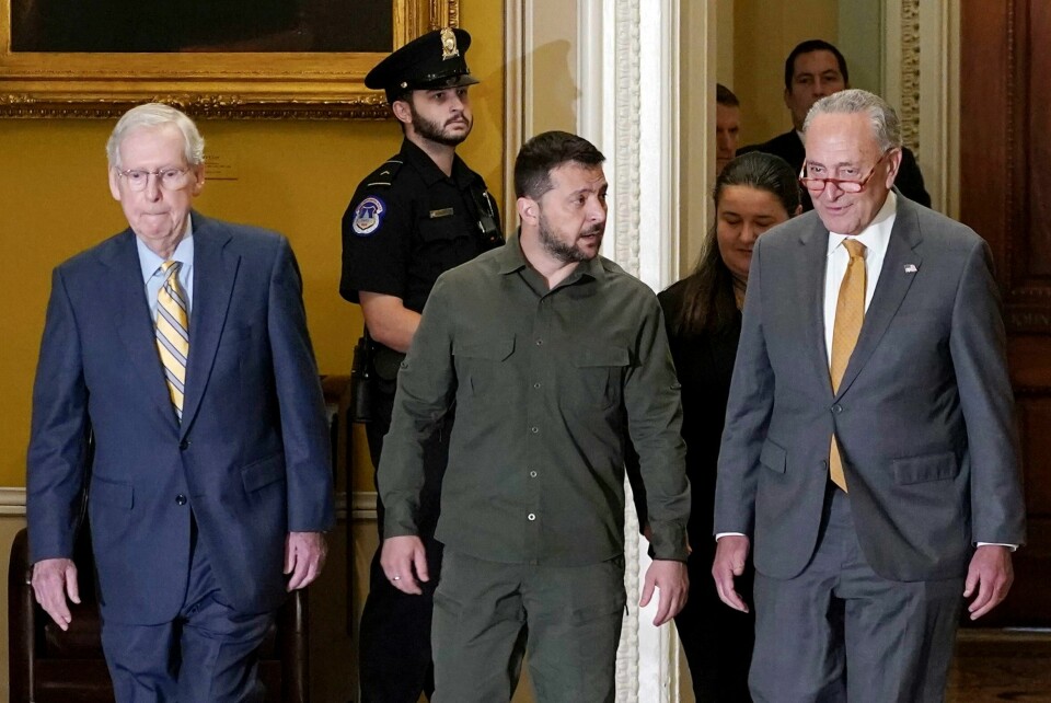 Ukrainas president Volodymyr Zelenskyj i Kongressen torsdag sammen med Republikanernes leder i Senatet Mitch McConnell (til venstre) og Demokratenes flertallsleder Chuck Schumer (til høyre). Ukrainias president Volodymyr Zelenskyj i Kongressen torsdag sammen med Republikanernes leder i Senatet Mitch McConnell (til venstre) og Demokratenes flertallsleder Chuck Schumer (til høyre). Foto: Mariam Zuhaib / AP / NTB
