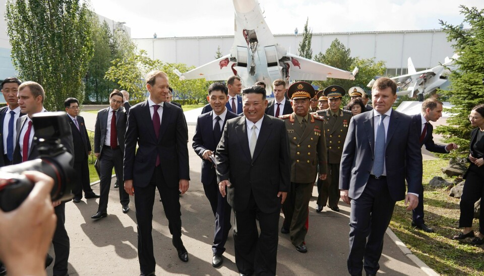 Fredag besøkte Kom Jong-un (i midten) og hans delegasjon en russisk jagerflyfabrikk i Khabarovsk kraj-regionen. In this photo released by the Khabarovsky Krai region government, North Korean leader Kim Jong Un, center, walks accompanied by Deputy Prime Minister and Minister of Trade and Industry Denis Manturov, center left, while visiting a Russian aircraft plant that builds fighter jets in Komsomolsk-on-Amur, about 6,200 kilometers (3,900 miles) east of Moscow, Russia, Friday, Sept. 15, 2023.