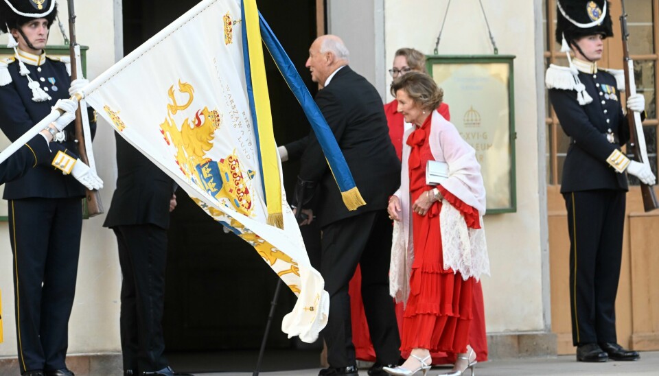 Kong Harald og Dronning Sonja er på plass på Drottningholm for å feire Carl Gustaf Kong Harald og dronning Sonja på vei inn i Drottningholms slottsteater. Foto: Fredrik Sandberg / TT / NTB