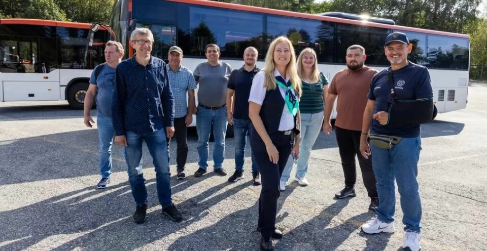 Ukrainske flyktninger var bussjåfører i hjemlandet, men må vente i fire år for å gjøre det samme i Norge. Fana i Bergen trenger 15 yrkessjåfører til å kjøre buss, Nataliya Mohn (foran i midten) kan stille med 50 på en time. Alt de trenger er norskkurs og en lovendring. Fra venstre: Oleksandr Klievtsov, Serhii Horbanov, Ihor Yavorskiy, Vitaliy Prodan, Oleksii Hlukhenkyi, bussjåfør Nataliya Mohn, Natalia Abrosimenkova, Viacheslav Abrosimenkov og Mykolo Donchenko. Ukrainske flyktninger var bussjåfører i hjemlandet, men må vente i fire år for å gjøre det samme i Norge. Fana i Bergen trenger 15 yrkessjåfører til å kjøre buss, Nataliya Mohn (foran i midten) kan stille med 50 på en time. Alt de trenger er norskkurs og en lovendring. Fra venstre: Oleksandr Klievtsov, Serhii Horbanov, Ihor Yavorskiy, Vitaliy Prodan, Oleksii Hlukhenkyi, bussjåfør Nataliya Mohn, Natalia Abrosimenkova, Viacheslav Abrosimenkov og Mykolo Donchenko.