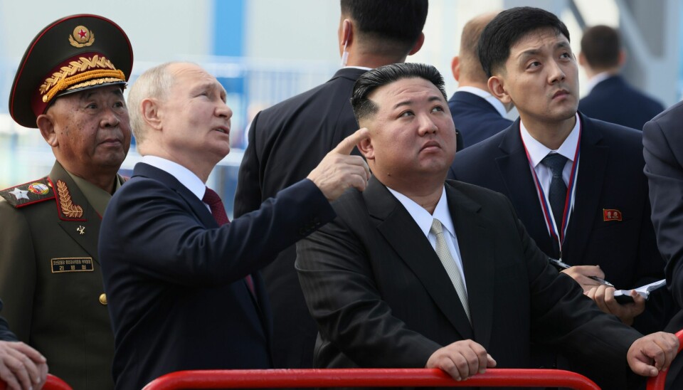 I forbindelse med et besøk ved Vostotsjnyj kosmodrom, en russisk oppskytingsbase for satellitter og romfartøyer, lovte Vladimir Putin å hjelpe Nord-Korea med å bygge satellitter. Russian President Vladimir Putin and North Korea's leader Kim Jong Un examine a launch pad during their meeting at the Vostochny cosmodrome outside the city of Tsiolkovsky, about 200 kilometers (125 miles) from the city of Blagoveshchensk in the far eastern Amur region, Russia, on Wednesday, Sept. 13, 2023. (Mikhail Metzel, Sputnik, Kremlin Pool Photo via AP)