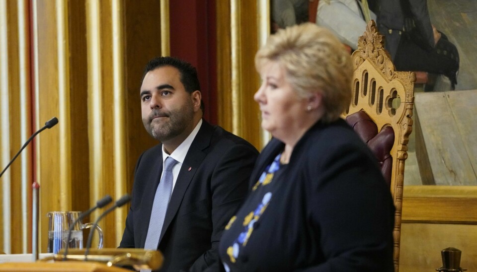 Norske politikere har seg selv å takke for at aksjeeierskap er inntullet i mystikk og mørke, skriver Dagsavisen på løederplass. Her er Erna Solberg på talerstolen i Stortinget, i bakgrunnen stortingspresident Masud Gharahkhani (Ap). .