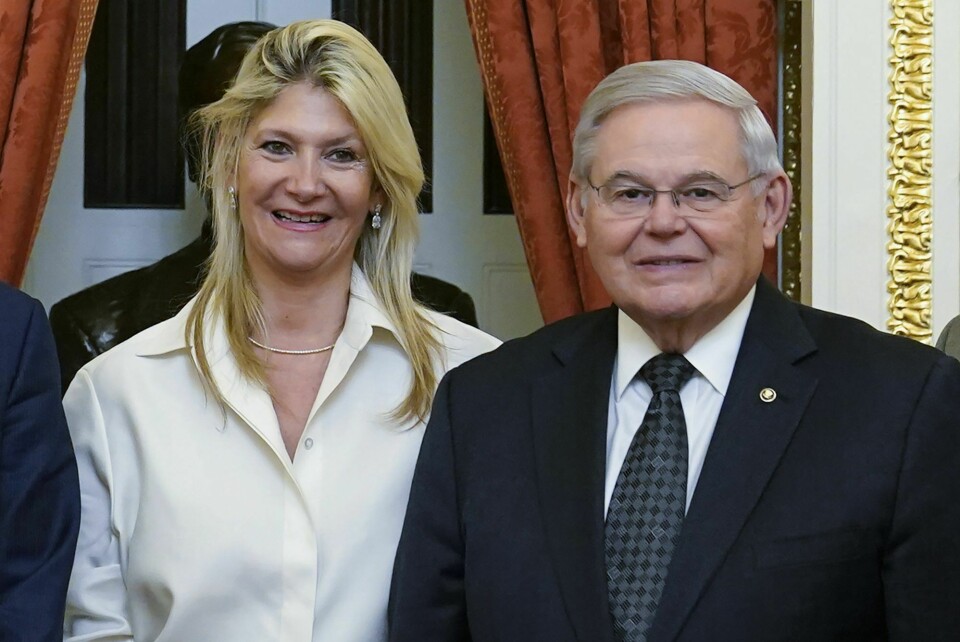 Lederen for utenrikskomiteen i Senatet, demokraten Bob Menendez, og hans hustru Nadine Arslanian er siktet for å ha mottatt store bestikkelser. Menendez, som representerer New Jersey, har vært innvalgt i Kongressen i over 30 år. Lederen for utenrikskomiteen i Senatet, demokraten Bob Menedez, og hans hustru Nadine Arslanian er siktet for å ha mottatt store bestikkelser. Menedez, som representerer New Jersey, har vært innvalgt i Kongressen i over 30 år. Foto: Susan Walsh / AP / NTB