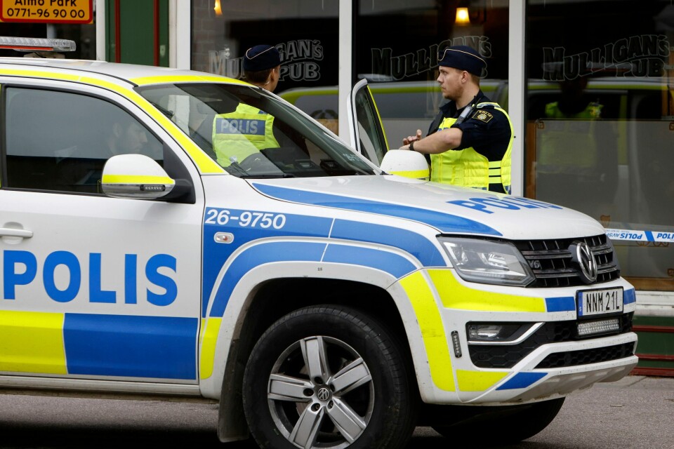 Det skal ha blitt avfyrt seks-sju skudd, og mannen som ble truffet er fraktet til sykehus. Det skal ha blitt avfyrt seks-sju skudd, og mannen som ble truffet er fraktet til sykehus.