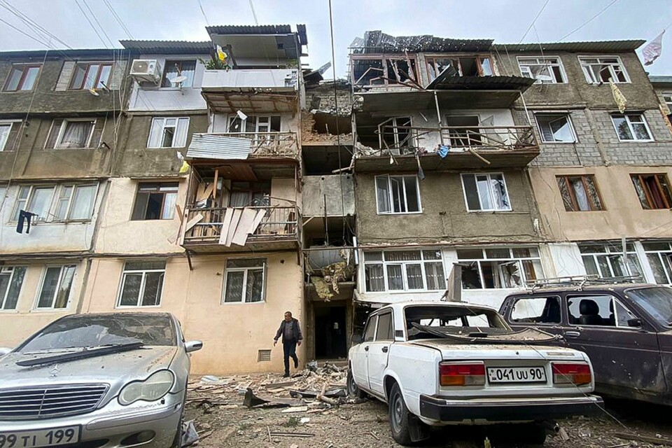 Denne boligblokken i byen Stepanakert i Nagorno-Karabakh er en av flere om ble ødelagt i et artilleriangrep. Denne boligblokken i byen Stepanakert i Nagorno-Karabakh er en av flere om ble ødelagt i et artilleriangrep. Foto: AP / NTB