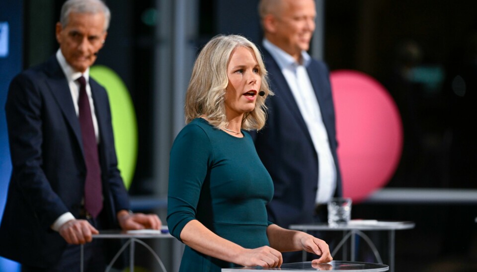 SV-leder Kirsti Bergstø lukker ikke døra for å gå inn i regjering. Statsminister Jonas Gahr Støre (Ap) og finansminister Trygve Slagsvold Vedum (Sp) ses i bakgrunnen. Jonas Gahr Støre (Ap), Kirsti Bergstø (SV) og Trygve Vedum (Sp) i partilederdebatten til NRK i Stavanger.