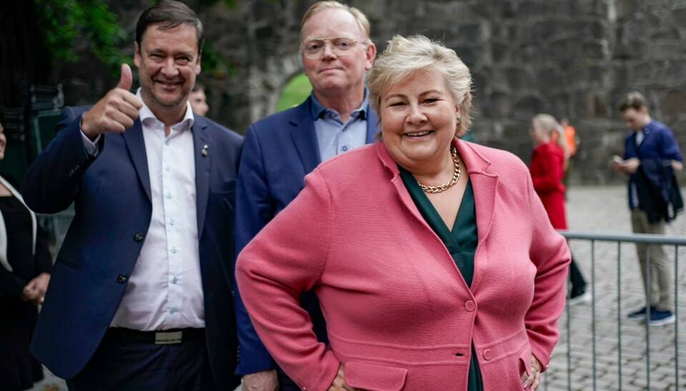 Erna Solberg og Sindre Finnes, fulgt av John Christian Elden fra da de dro på førpremiere på den norske storfilmen Krigsseileren på Karpedammen Scene på Akershus festning i 2022. Erna Solbergs ektemann Sindre Finnes fekk hjelp av advokatvennen sin John Christian Elden til å lage oversikta over alle aksjehandelene.Arkivfoto: Heiko Junge / NTB / NPK