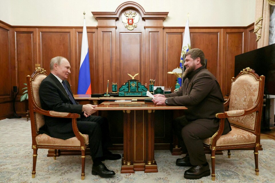 Ramzan Kadyrov (til høyre) er ansett som en viktig støttespiller for Vladimir Putin. Her fra et møte i Moskva i mars i år. FILE PHOTO: Russia's President Vladimir Putin meets Head of the Chechen Republic Ramzan Kadyrov in Moscow, Russia March 13, 2023. Sputnik/Mikhail Klimentyev/Kremlin via REUTERS ATTENTION EDITORS - THIS IMAGE WAS PROVIDED BY A THIRD PARTY./File Photo