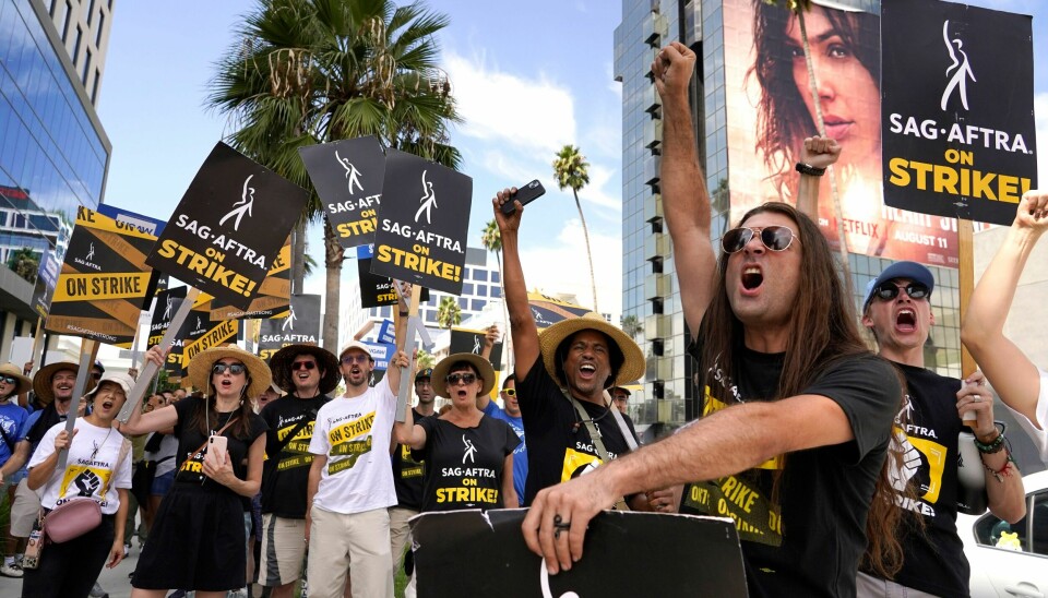 Fagforeningen SAG-AFTRA i front for Hollywoods forfatterstreik utenfor Netflix' kontorer i Los Angeles tidligere denne måneden. De streiker for høyere lønn og arbeidsvilkår, og mot robotene. .