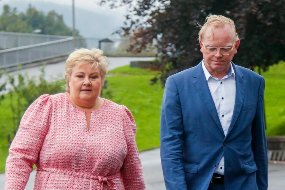 Høyre-leder Erna Solbergs ektemann Sindre Finnes handlet aksjer for store summer i en rekke selskaper, blant annet der staten eide over halvparten av aksjene, da Solberg var statsminister. Høgre-leiar Erna Solberg og ektemannen hennar Sindre Finnes.Foto: Tuva Åserud / NTB / NPK