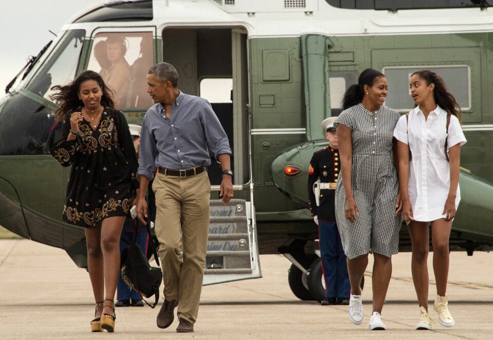 Barack Obama, Michelle Obama og døtrene Malia og Sasha etter fjorårets sommerferie ved Martha’s Vineyard. Nå tar en ny førstefamilie over Det hvite hus. Barack Obama, Michelle Obama og døtrene Malia og Sasha etter fjorårets sommerferie ved Martha’s Vineyard. Nå tar en ny førstefamilie over Det hvite hus.