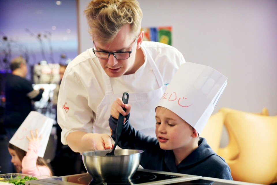 Arild likte fiskesuppen så godt at han forsynte seg to ganger. Fisketorgets Karl Erik Pallesen instruerer og hjelper den unge kokken. Foto: Tone Helene Oskarsen Arild likte fiskesuppen så godt at han forsynte seg to ganger. Fisketorgets Karl Erik Pallesen instruerer og hjelper den unge kokken. Foto: Tone Helene Oskarsen