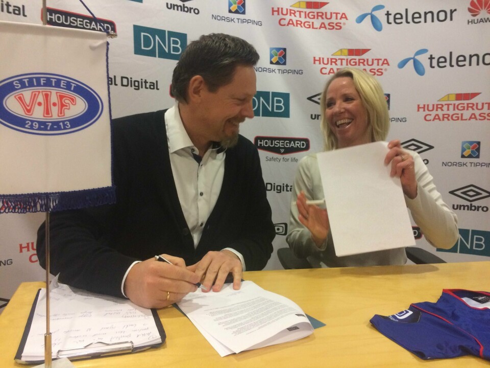 Vålerengas daglige leder Erik Espeseth og DNBs merkevaresjef Camilla Forberg signerte avtalen på Valle fredag.