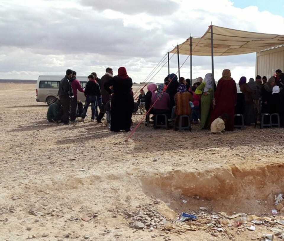 SITTER FAST: Det finnes ikke veier, vann eller infrastruktur i området nordøst i Jordan som kalles «the berm». Her syriske flyktninger i nærheten av området i et bilde tatt av Den internasjonale Røde Kors-komiteen. FOTO: OSSAMA ZAQQOUT/NTB SCANPIX