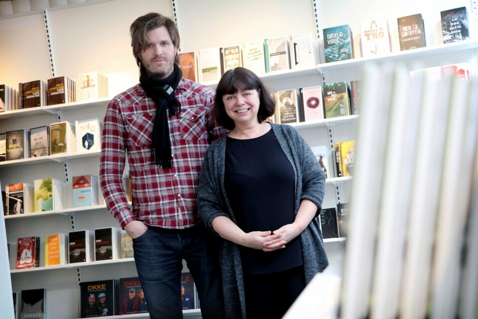 Bokhuset er en sammenslutning av åtte forlag fra regionen, som ønsker å skape et lokalt utstillingsvindu. Her med Eirik Bø fra Pelikanen forlag og Elin Skogen fra Hertervig forlag. FOTO: TONE HELENE OSKARSEN