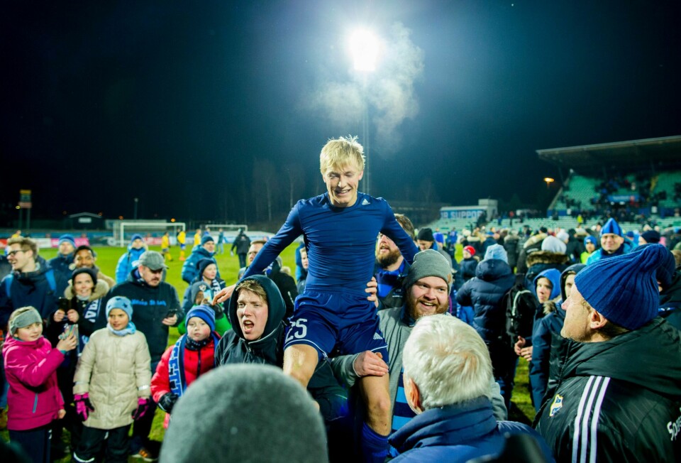 Birger Meling jubler sammen med Stabæk-fansen etter at han og laget sikret seg fornyet kontrakt i Eliteserien etter å ha slått Jerv i kvalifiseringen. Nå er Meling klar for Rosenborg. Foto: Vegard Wivestad Grøtt.