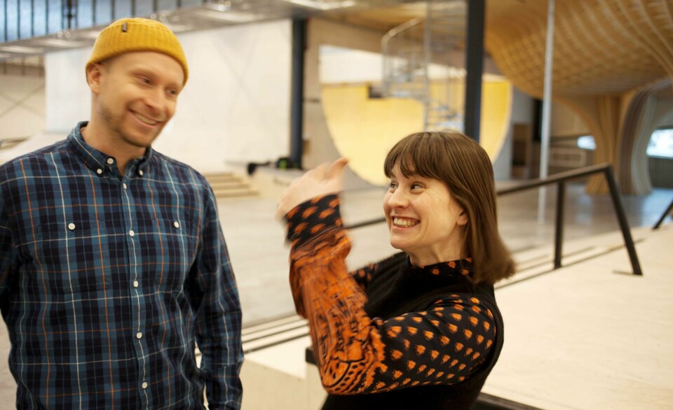 HER SKAL DET SKATES: En passe entusiastisk Henning Braaten fra NORB og en byråd Rina Mariann Hansen i toppform ser fram til skate-NM i sommer.