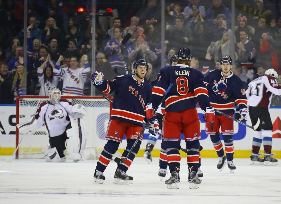 New York Rangers jubler etter at Kevin Kleinhar scoret i siste periode. New York Rangers jubler etter at Kevin Kleinhar scoret i siste periode.