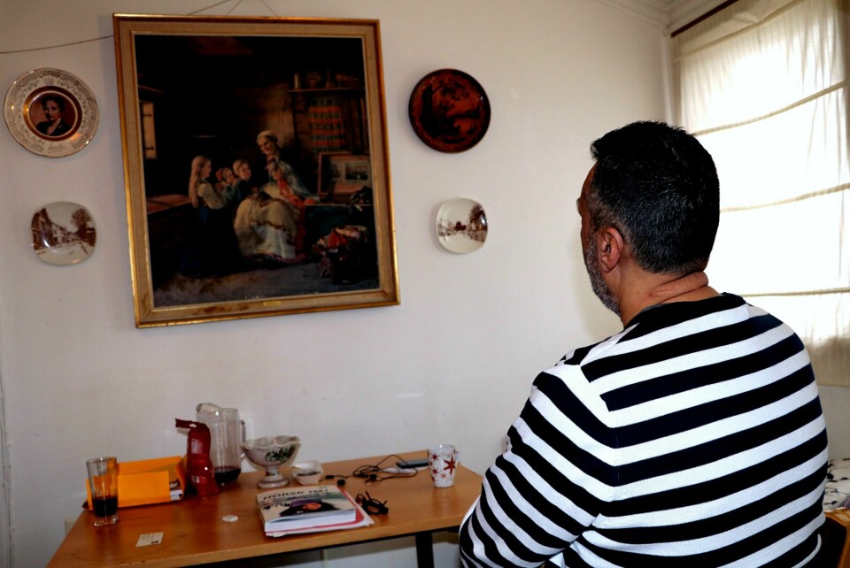 I nesten 2,5 år har asylsøker Daoud Alyoussef (49) ventet på svar fra UDI. I mellomtiden er livet på vent, i asylboligen tilknyttet Stavanger mottakssenter. Foto: Arne Birkemo