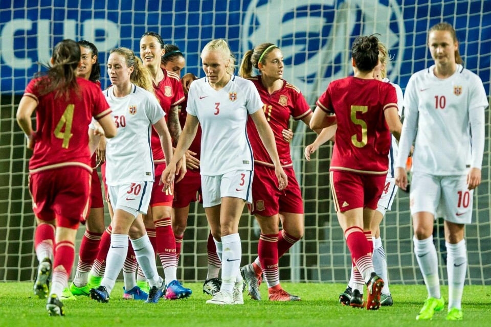 Klepp-spiller Maria Thorisdottir ser skuffet ut etter at hun har scoret selvmål under gruppespillkampen i Algarve Cup mellom Spania og Norge på Estadio Algarve i Faro fredag kveld. Til slutt endte det med 0-3 tap. Foto: Vegard Wivestad Grøtt / NTB scanpix
