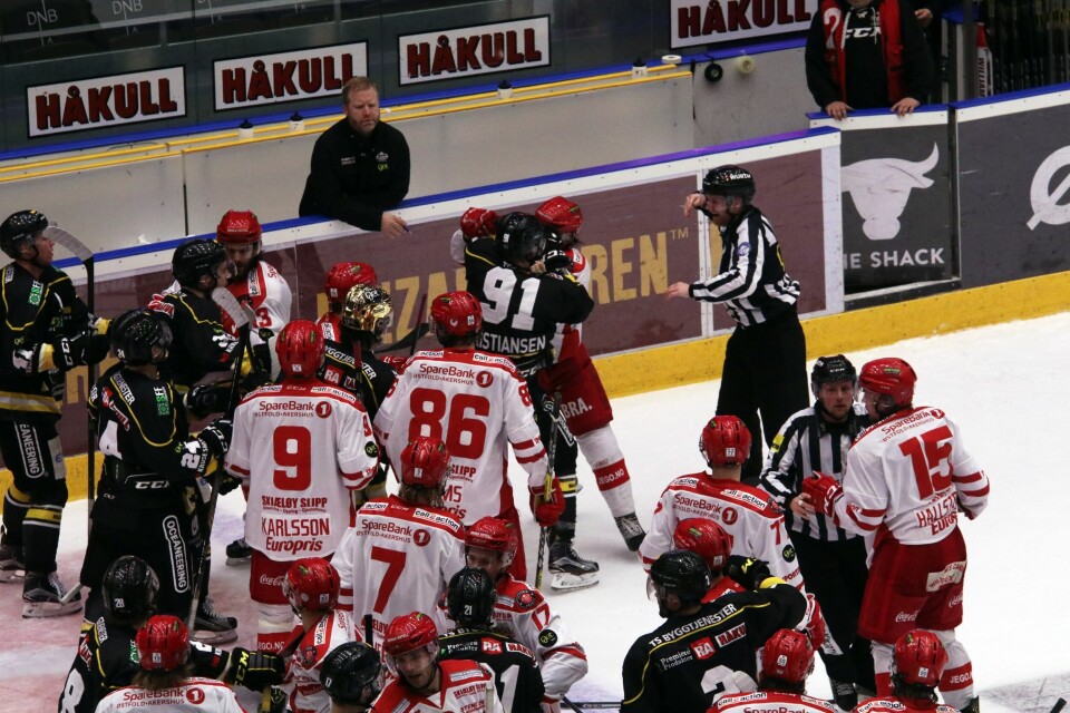 Det brøt ut fullt slagsmål etter kampslutt, og de aller fleste spillerne var med på et eller annet tidspunkt. Foto: Pål Karstensen Det brøt ut fullt slagsmål etter kampslutt, og de aller fleste spillerne var med på et eller annet tidspunkt. Foto: Pål Karstensen