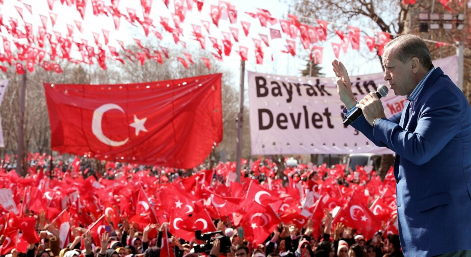 ENEVELDE: Tyrkias president Recep Tayyip Erdogan styrer mot enevelde. Her hilser han tilhengerne i byen Gaziantep, sørøst i landet 19. februar. FOTO: NTB SCANPIX
