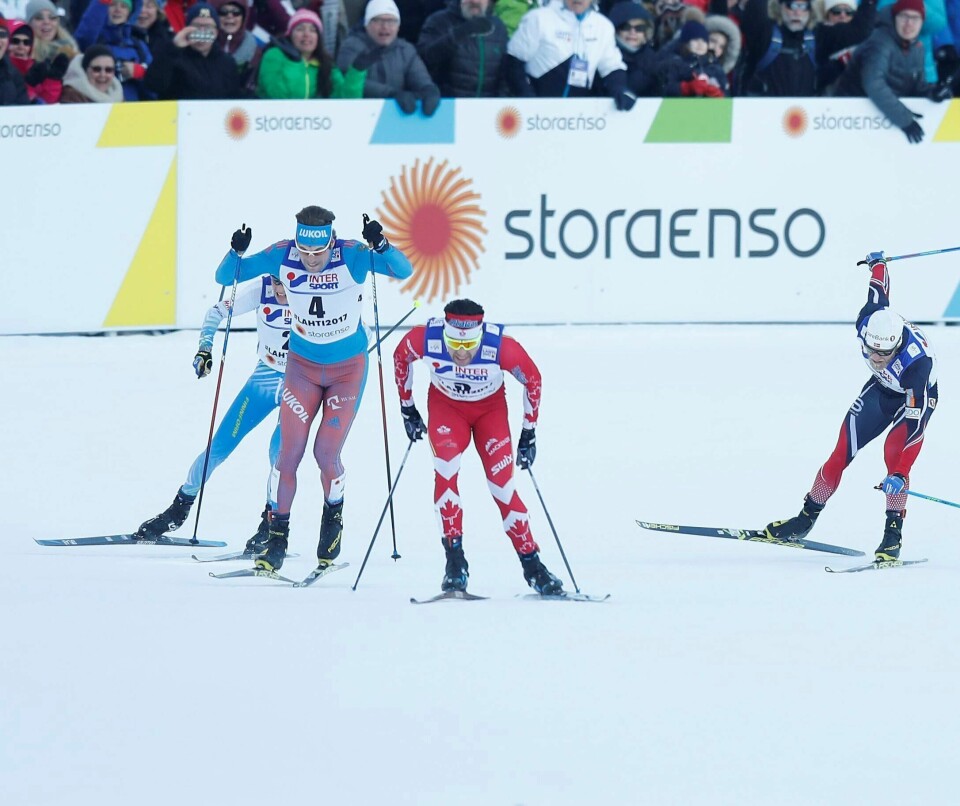 Martin Johnsrud Sundby (til høyre) er nær fall på oppløpssida, mens Alex Harvey fosser rett fram til et historisk femmilsgull.