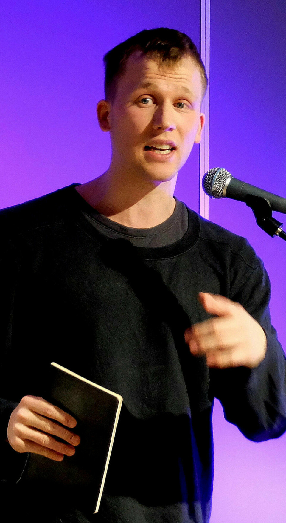 verdig vinner: Poet og romanforfatter Fredrik Høyer fra Drammen vant i år Rotarys stipend på 50.000 kroner, som han mottar på Union Scene 9. mars. Foto: Pernille Vestengen verdig vinner: Poet og romanforfatter Fredrik Høyer fra Drammen vant i år Rotarys stipend på 50.000 kroner, som han mottar på Union Scene 9. mars. Foto: Pernille Vestengen